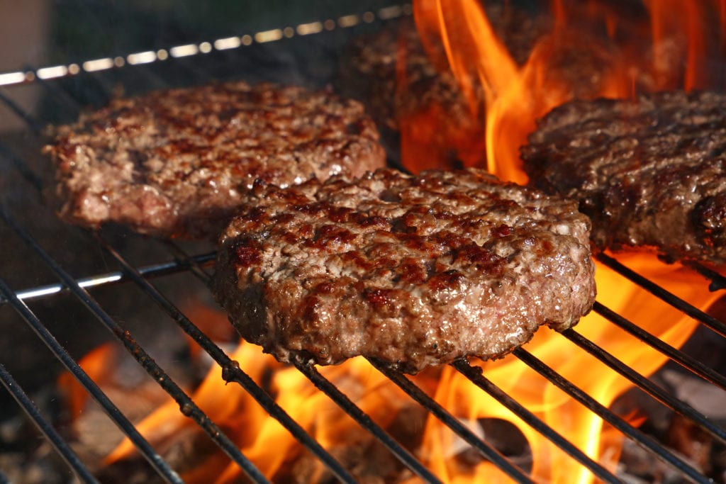 hamburguesa que se cocina a la parrilla