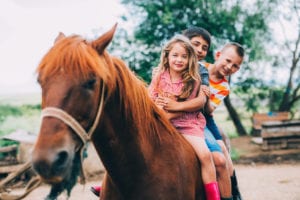 Niños montando a caballo en Dallas, TX