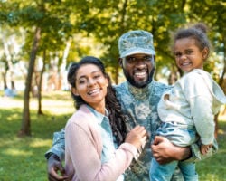 familia militar feliz en busca de estancias prolongadas cerca de bases militares