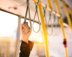 Persona de pie en el Transporte Público de Nashville