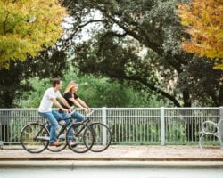Pareja en bicicleta, una de las muchas cosas gratis que hacer en Austin