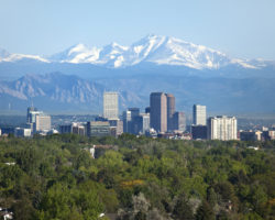 Estancia extendida Denver dentro del horizonte de la ciudad